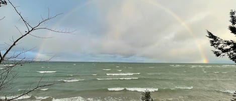 På stranden og solsenger