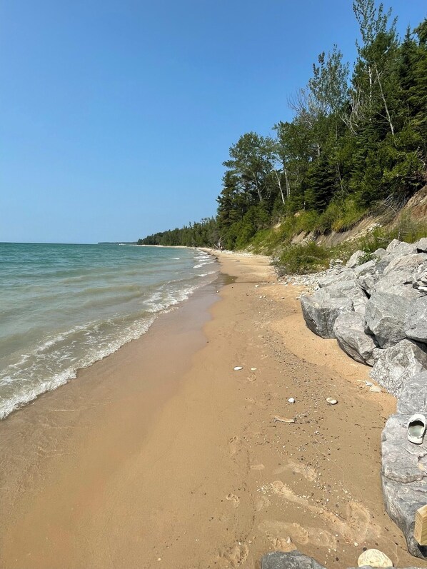 På stranden og solsenger