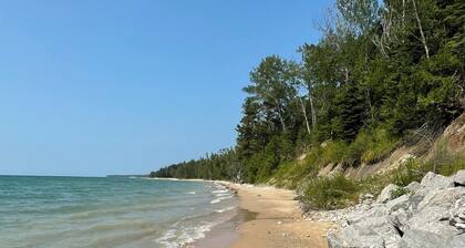 Charming 3 bed/bath home direct lake MI access and 10 min to Torch Lake