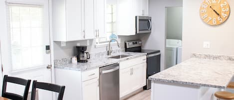 Køleskab, mikrobølgeovn, ovn, kogeplade