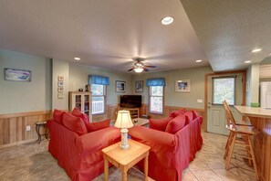 テレビ、DVD プレーヤー、テーブルサッカー台