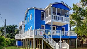 A two-story house with a balcony and a covered porch. - Diamond In The Rough: Rooftop Deck | Rec Room (Ocracoke)