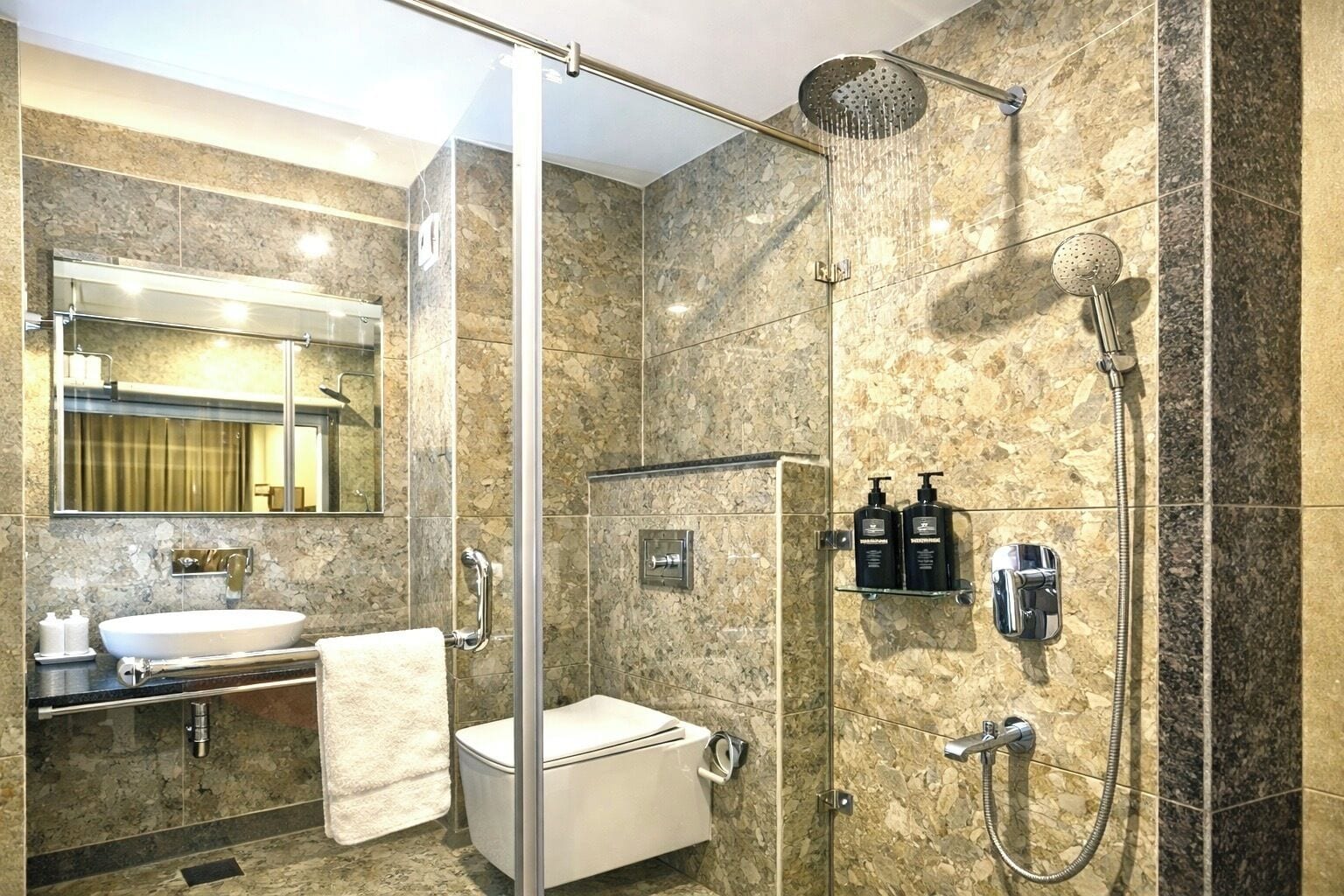 Premium tweepersoonskamer | Badkamer | Een douche, handdoeken, zeep, shampoo