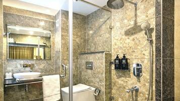 Premium tweepersoonskamer | Badkamer | Een douche, handdoeken, zeep, shampoo
