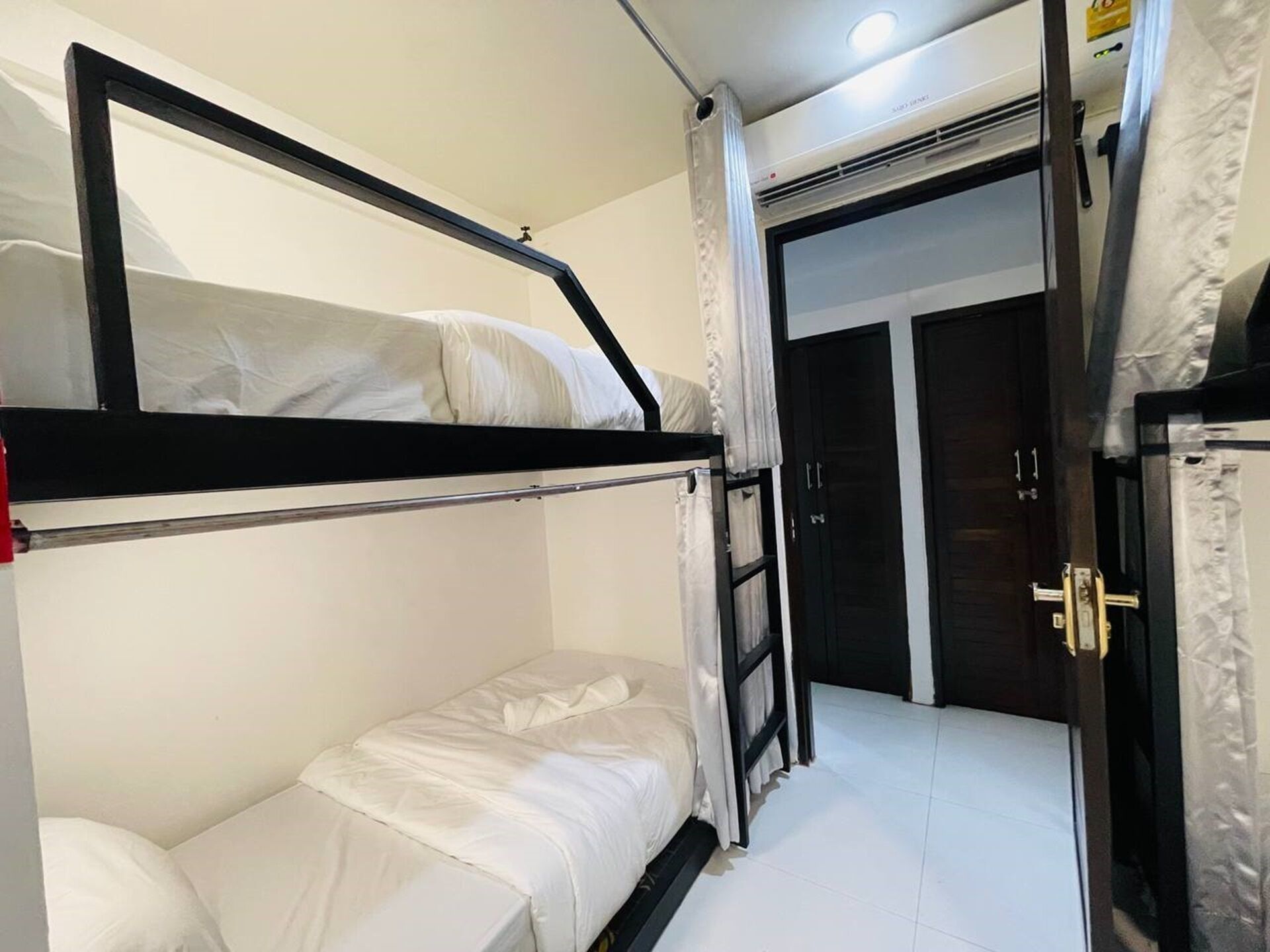 Habitación con literas y una puerta que da al baño.