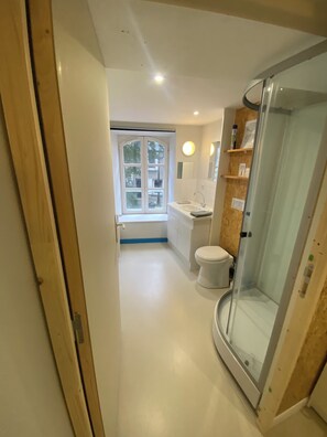 Douche, serviettes fournies, papier toilette