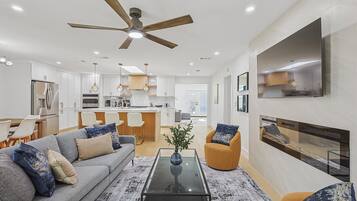 Een televisie, een open haard en een kantoor