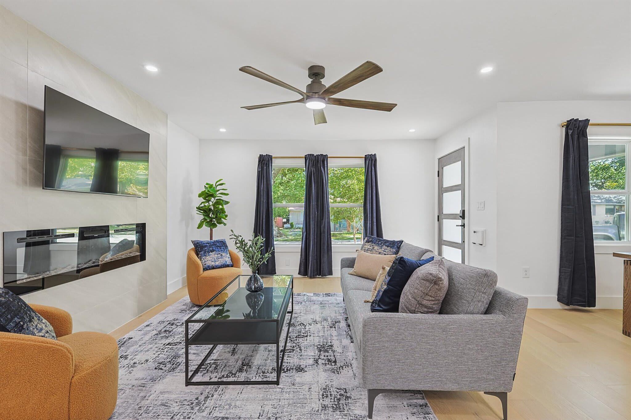 Een televisie, een open haard en een kantoor