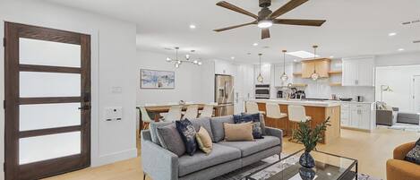 Fernseher, Kamin, Arbeitsbereiche