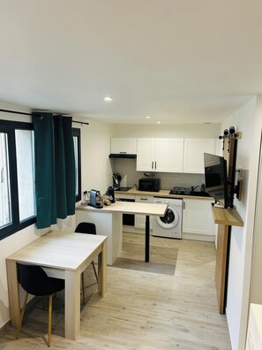 ثلاجة، ميكروويف، فرن، موقد طهي مسطح