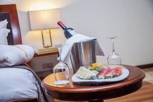 Escritorio, espacio para trabajar con laptop y wifi gratis 