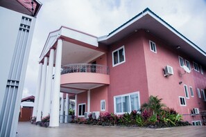 Mặt tiền nơi lưu trú