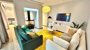 Smart TV, fireplace