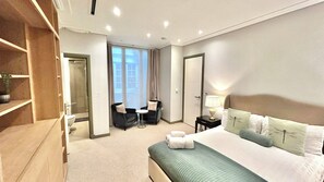 3 slaapkamers, een strijkplank/strijkijzer, reisbedje, gratis wifi