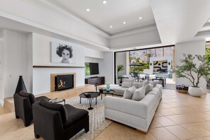 Smart TV, fireplace
