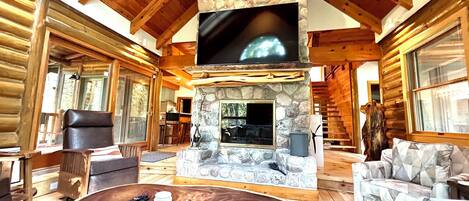 TV connectée, cheminée, table de tennis de table, chaîne hi-fi