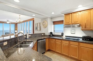 Fridge, microwave, oven, stovetop - Colonnades 1503 (Gulf Shores)