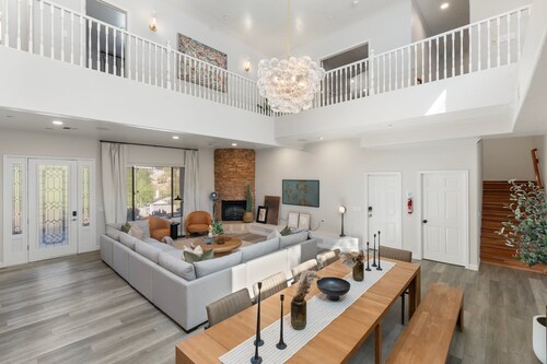 Luxury Retreat,Heated Pool+Hot Tub,Views,Sleeps 12