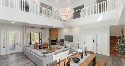 Luxury Retreat,Heated Pool+Hot Tub,Views,Sleeps 12