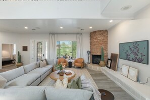 Télévision, cheminée, espaces bureaux