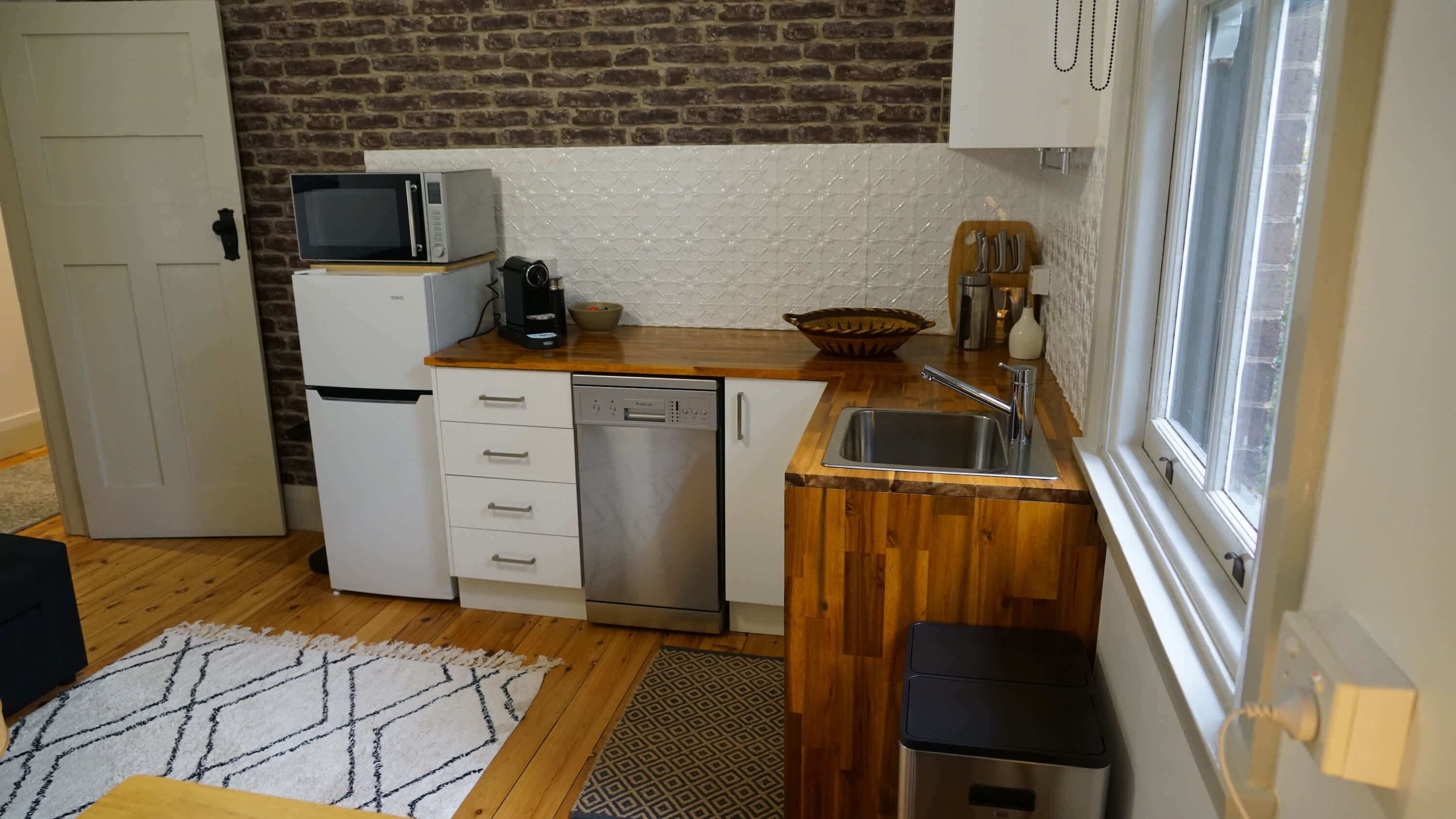 Microwave, dishwasher, coffee/tea maker, electric kettle