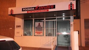 A building with a sign reading "POUSADA Executive" and a wheelchair-accessible ramp. - POUSADA EXECUTIVA (Teresina)
