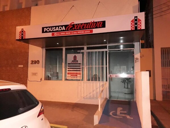 A building with a sign reading "POUSADA Executive" and a wheelchair-accessible ramp. - POUSADA EXECUTIVA (Teresina)