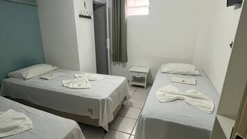 Kamar Triple Basic | Meja kerja, ruang kerja ramah laptop, dan Wi-Fi gratis