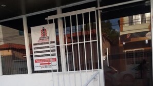 A building entrance with a wheelchair-accessible ramp marked with a wheelchair symbol. - POUSADA EXECUTIVA (Teresina)