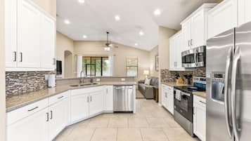 Frigorífico, microondas, horno y placa de cocina