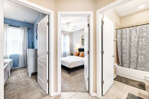 4 dormitoris, escriptori i planxa i posts de planxar 