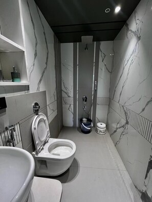 Amenidades de baño gratuitas, toallas, jabón, shampoo