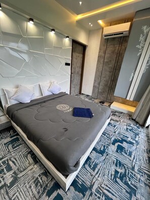 3 bedrooms, premium bedding, soundproofing, iron/ironing board - Doves Mannat Villa  (Mawal)