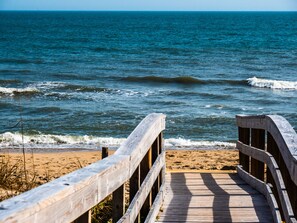 On the beach - Oceanfront Condo with Indoor Pool/Hot tub Access (Carolina Beach)