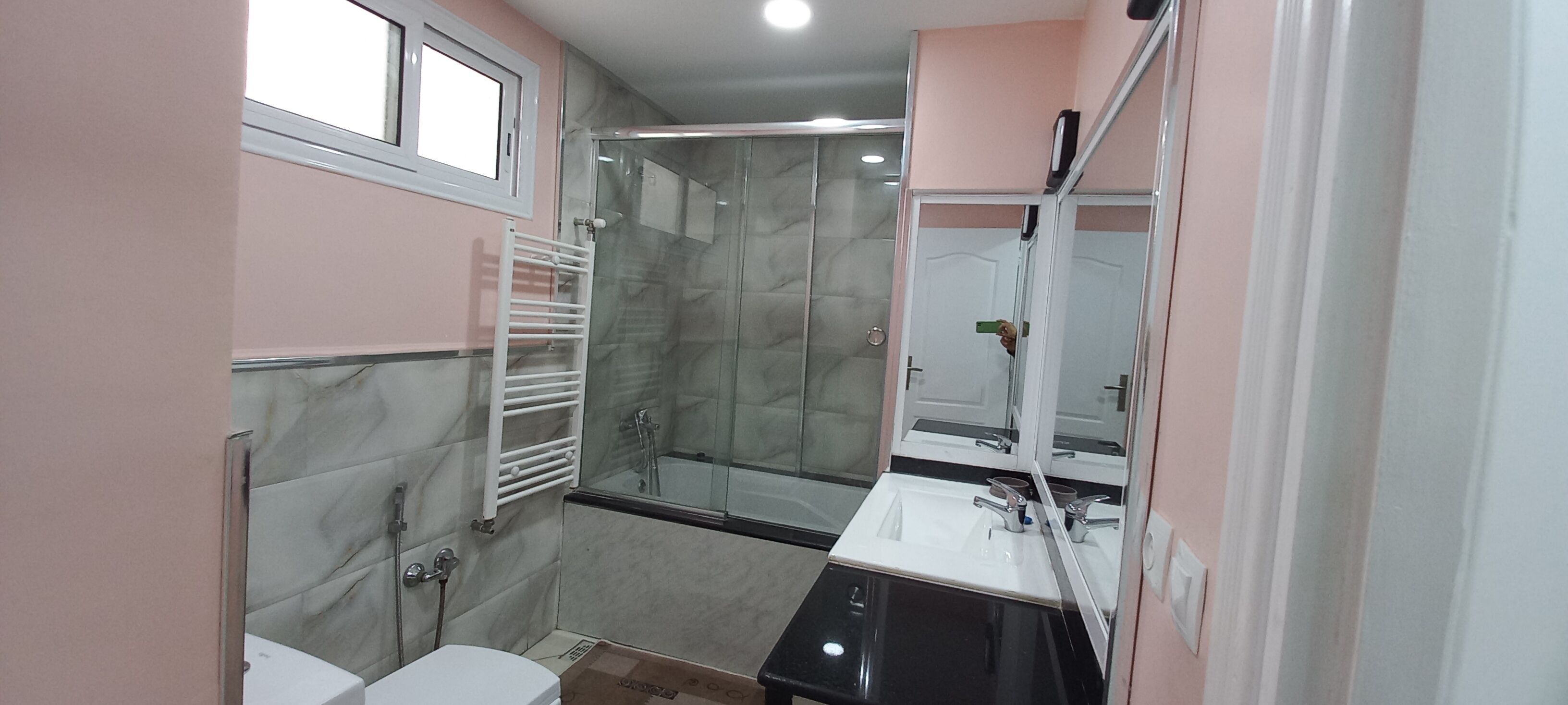 Toallas, champú y papel higiénico