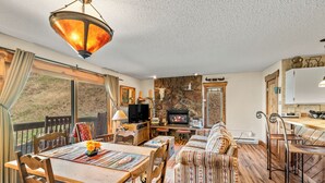 Un accogliente soggiorno con camino, mobili in legno e una parete decorativa in pietra.