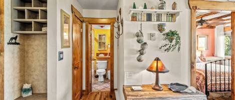 1 bedroom, desk, internet, bed sheets