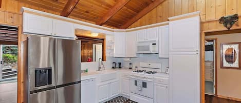 雪櫃、微波爐、焗爐、爐具