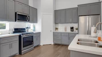 Maison, 3 chambres | Cuisine privée | Réfrigérateur, four, cafetière/bouilloire, bouilloire électrique