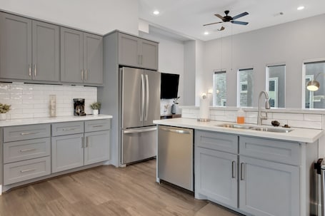 House, 3 Bedrooms | Private kitchen | Fridge, oven, coffee/tea maker, electric kettle