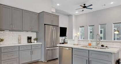 Sophisticated Urban Retreat With Skyline Views 3 Bedroom Home