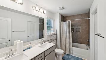 House, 3 Bedrooms | Bathroom | Towels, shampoo