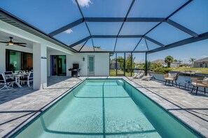 Outdoor pool, a heated pool - Villa Breeze - Beautiful, bright and friendly new villa facing south (Cape Coral)