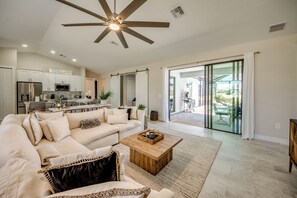 TV - Villa Breeze - Beautiful, bright and friendly new villa facing south (Cape Coral)