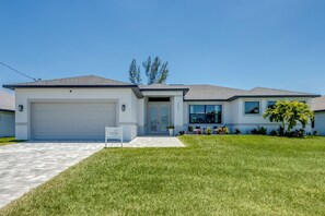Exterior - Villa Breeze - Beautiful, bright and friendly new villa facing south (Cape Coral)