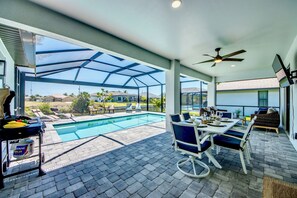 Outdoor pool, a heated pool - Villa Breeze - Beautiful, bright and friendly new villa facing south (Cape Coral)