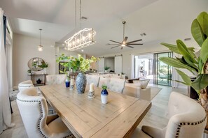 Dining - Villa Breeze - Beautiful, bright and friendly new villa facing south (Cape Coral)