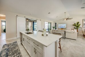 Interior - Villa Breeze - Beautiful, bright and friendly new villa facing south (Cape Coral)
