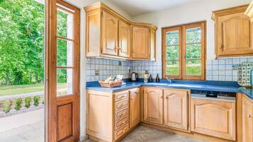 Een microgolfoven, een oven, een kookplaat, een vaatwasser