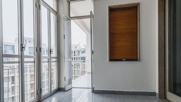 A modern interior with large windows, a wooden shutter, and a tiled floor. - Casa Adda by Wonderful Italy - Plutone (Syracuse)
